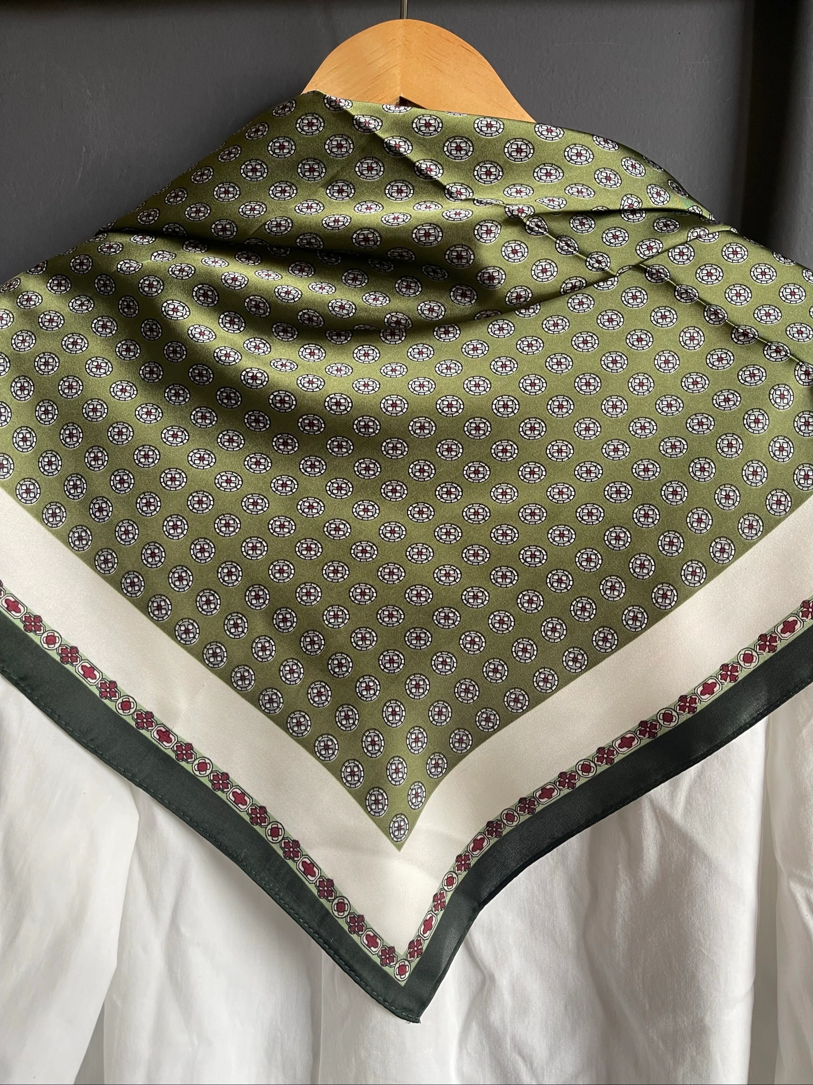 Foulard chique verde kaki inglês 70x70 – photo 4